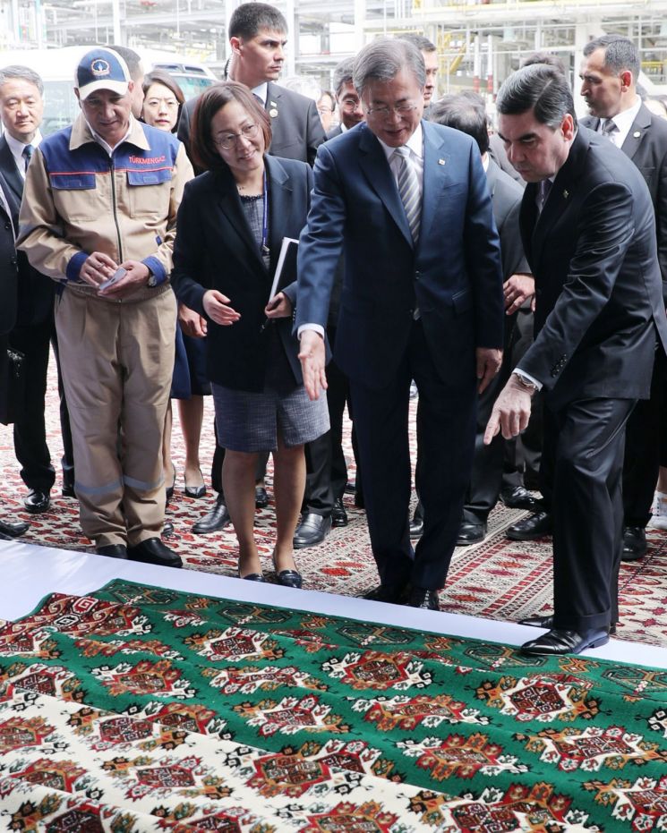 18일 오전(현지시간) 키얀리 가스화학플랜트에서 베르디무하메도프 대통령이 현장에 전시된 카페트를 문재인 대통령에게 선물하고 있다. [이미지출처=연합뉴스]