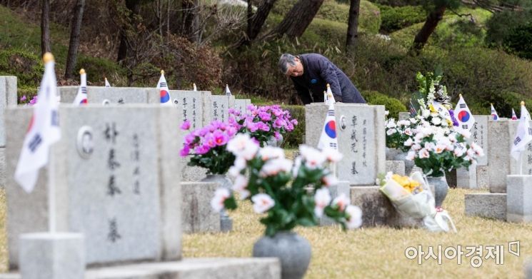 4.19 혁명 59주년인 2019년 4월19일 서울 강북구 국립4.19민주묘지를 찾은 추모객이 묵념을 마친 뒤 묘지를 살펴보고 있다./강진형 기자aymsdream@