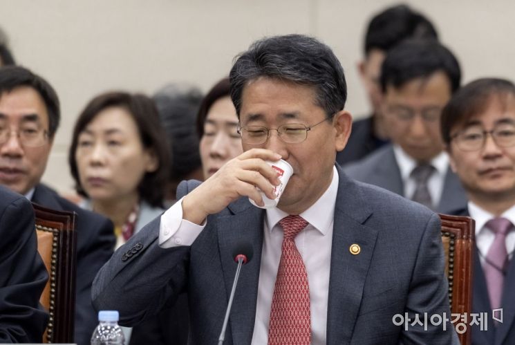 [포토] 물 마시는 박양우 장관