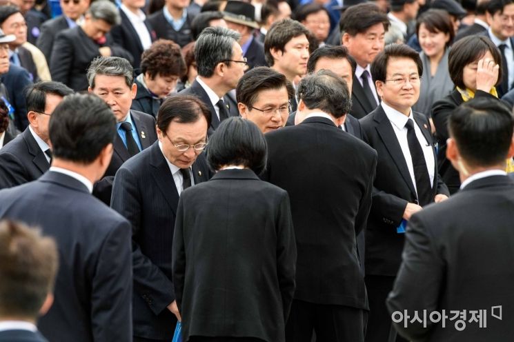 [포토]인사하는 이낙연 총리-황교안 대표