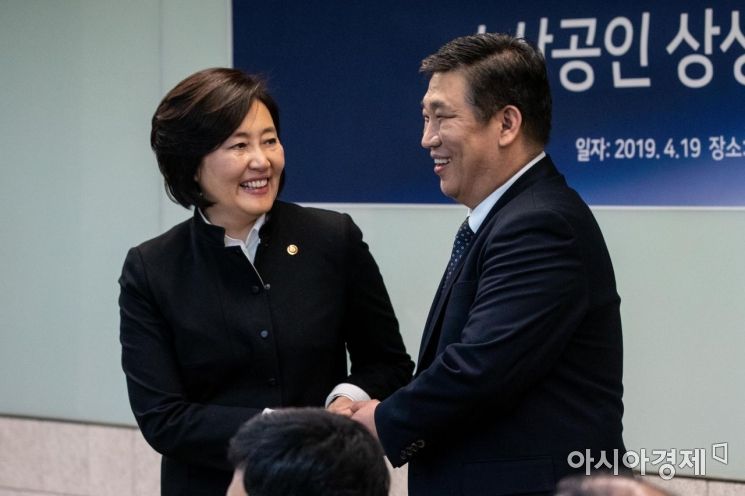 [포토]악수하는 박영선 장관-최승재 소상공인연합회장
