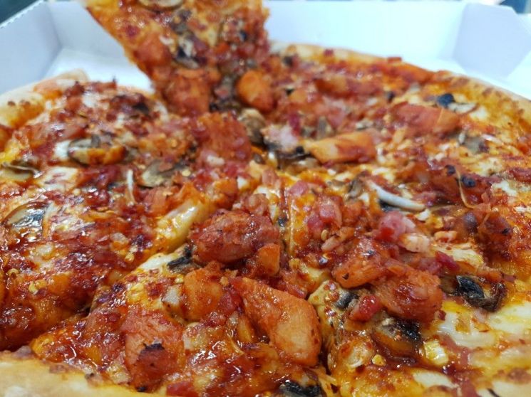 [신상 뜯어보기]불닭소스 입은 불닭피자…이것은 피자인가 불닭인가