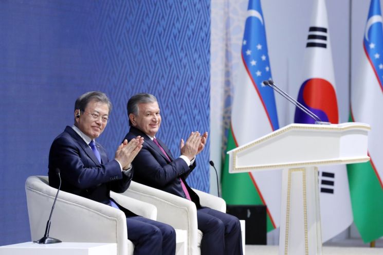 올 4월19일 우즈베키스탄을 국빈 방문한 문재인 대통령이 샤프카트 미르지요예프 대통령과 '한-우즈베키스탄 비즈니스 포럼'에 참석하고 있다. [이미지출처=연합뉴스]