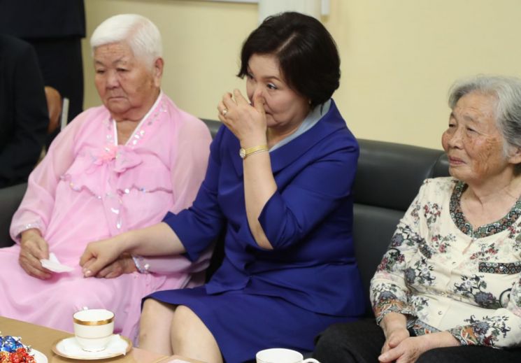 우즈베키스탄을 국빈방문 중인 대통령 부인 김정숙 여사와 우즈베키스탄 대통령의 부인 지로아트 미르지요예바 여사가 19일 오전(현지시각) 타슈켄트 아리랑 요양원을 방문하여 고려인 어르신들과 대화를 하고 있다. [이미지출처=연합뉴스]