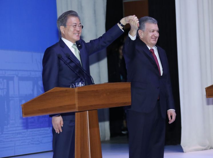 文대통령 내외, 우즈벡 '한국문화예술의 집' 개관식 참석…"양국 문화교류의 장"(종합)