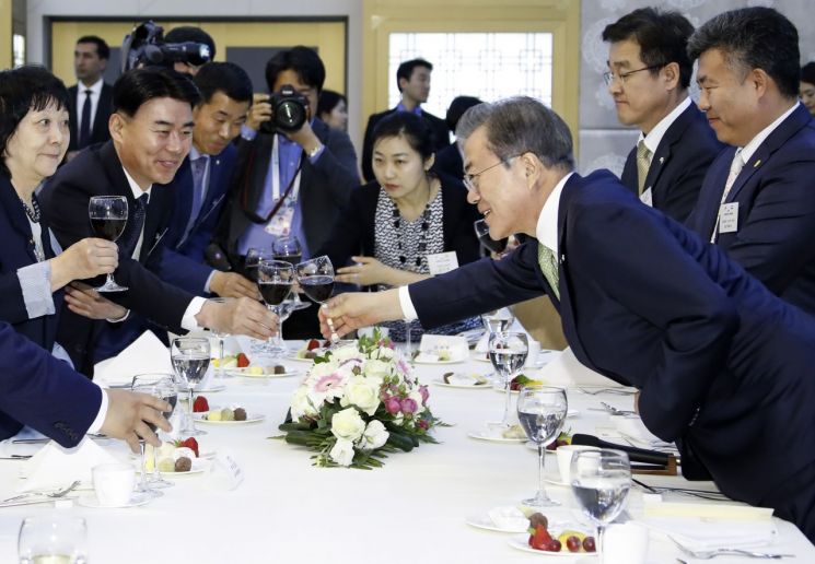  文대통령 "우즈벡 18만 고려인 동포, 대한민국의 큰 자랑"