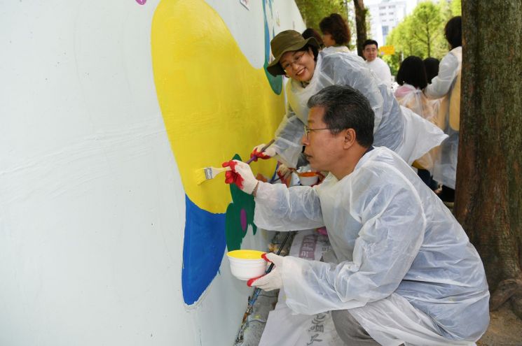 [포토] 광주 서구, 금호중학교 담장 벽화 그리기