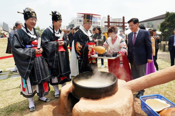 전통 선렁탕을 담고 있는 이개호 농림축산식품부장관