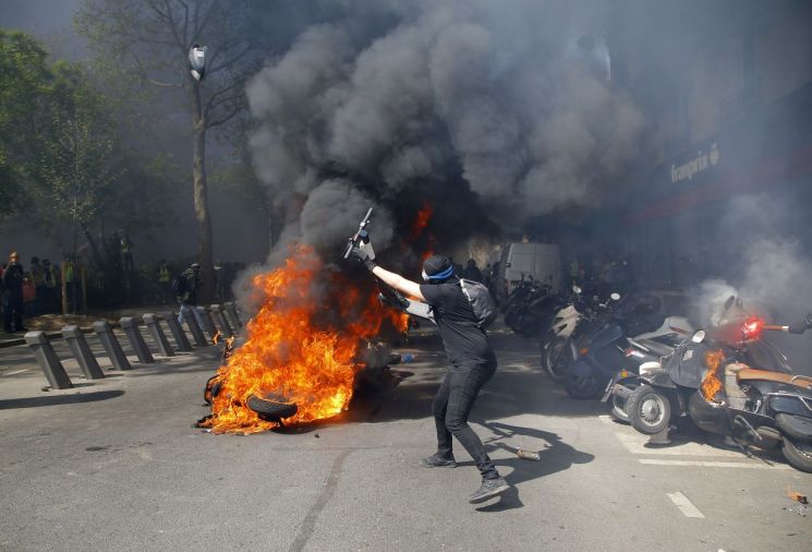 파리, '노란 조끼' 시위…"노트르담 외 서민경제도 신경써야"