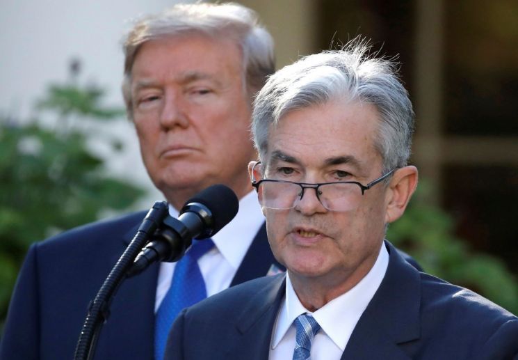 왼쪽은 도널드 드럼프 미국 대통령, 오른쪽은 미국의 중앙은행인 연방준비제도(Fed) 의장인 제롬 파월.(사진=로이터연합뉴스)