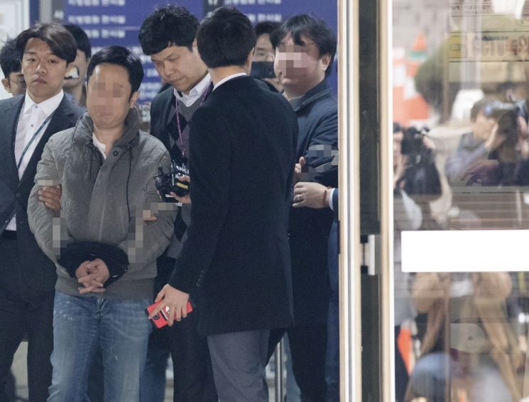 거액의 탈세 의혹을 받는 서울 강남의 클럽 '아레나' 실소유주 강모(왼쪽)씨와 사장 임모씨가 25일 서초구 서울중앙지법에서 열린 구속 전 피의자 심문(영장실질심사)을 마친 후 법원을 나서고 있다. 2019.3.25 [이미지출처=연합뉴스]