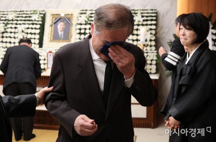 [포토] 눈물 흘리는 조문객