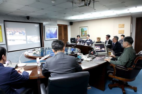 김영훈 대성그룹 회장(맨 오른쪽)과 본부 및 각 지역 사업장 임직원들이 지난 19일 서울 종로 관훈동 소재 본사에서 스카이프를 활용해 '베트남 환경에너지 사업의 현황과 전망'에 대한 화상특강에 참여하고 있다.