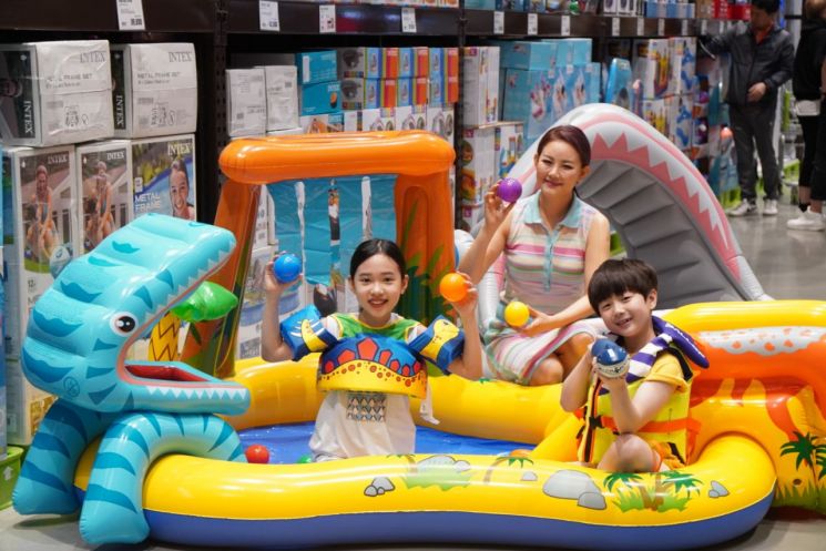 "벌써 여름 물놀이 준비를?"…이마트 트레이더스, 물놀이 용품 판매