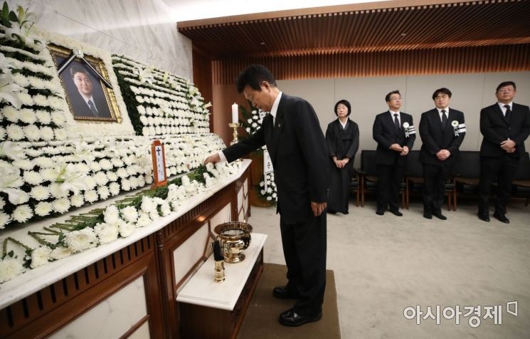 [포토] 헌화하는 한화갑 총재