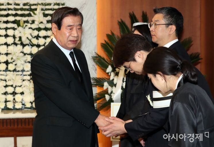 [포토] 유족 위로하는 한광옥 전 의원