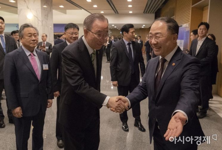 [포토] 인사 나누는 홍남기 부총리-반기문 전 총장