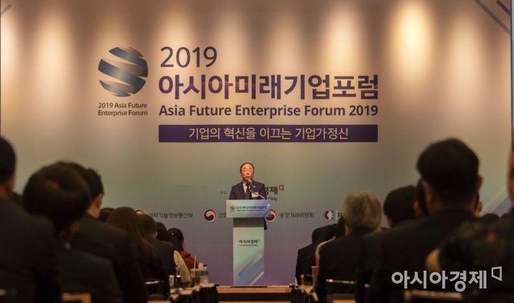 [포토] 축사하는 홍남기 부총리