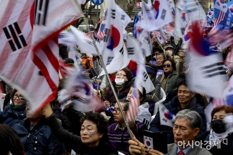 태극기 세력 끌어안기에 나선 한국당…중도층은?