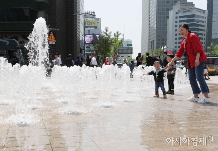 서울 낮 최고 기온이 28도까지 오르는 등 초여름 날씨를 보인 22일 서울시청 앞 광장 바닥분수를 찾은 시민들이 더위를 식히고 있다. /문호남 기자 munonam@