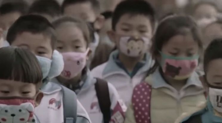 대기오염이 극심한 도로변을 걸어 등교하는 어린이들의 모습. [사진=유튜브 화면캡처]