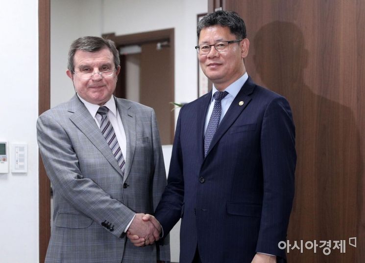 [포토] 북·러 정상회담 앞두고 러시아대사 만난 김연철 장관