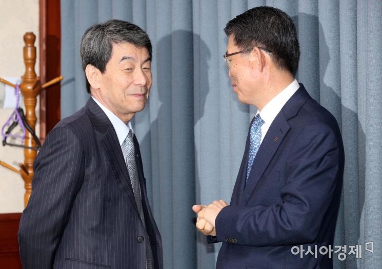 [포토] 대화하는 이동걸-은성수