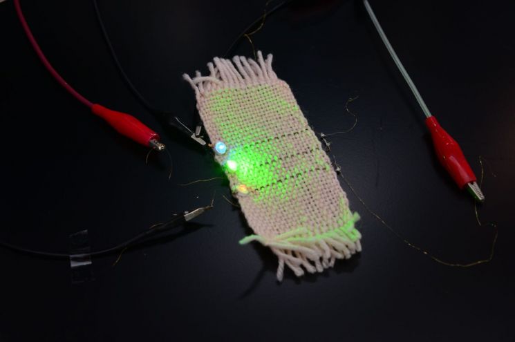 KIST 광전소재연구단 임정아 박사팀에서 개발한 섬유형 트랜지스터. 낮은 전압으로도 RGB컬러의 LED 구동이 가능하다.