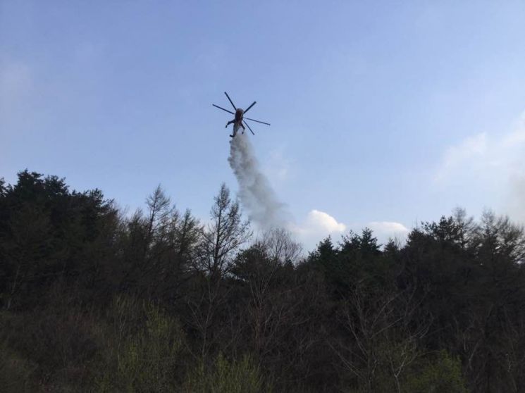 산불 진화헬기가 상공에서 물을 뿌려 산불을 진화하고 있다. 사진은 기사와 무관함. 산림청 제공