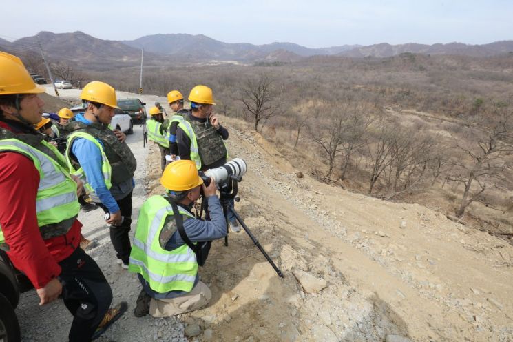 철원 화살머리고지서 현무암 석렬·조선 도자기 수습
