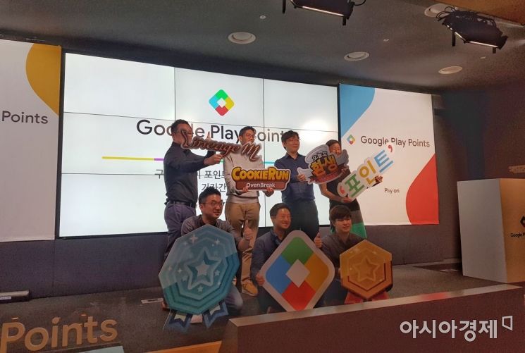 구글플레이 관계자 및 참여 개발사 관계자들이 23일 서울 강남구 구글캠퍼스포서울에서 열린 기자간담회에서 기념촬영을 하고 있다.