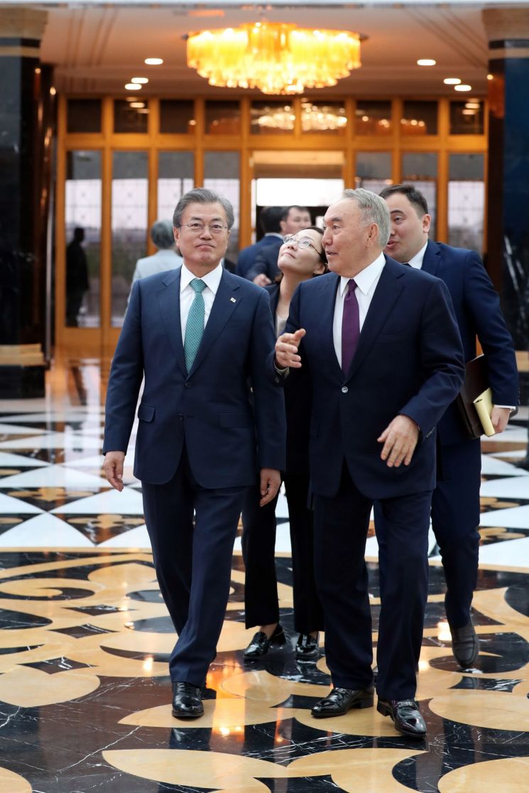 카자흐스탄을 국빈 방문 중인 문재인 대통령이 22일 오후(현지시간) 누르술탄 나자르바예프 초대 대통령과 나자르바예프 센터를 둘러보고 있다. [이미지출처=연합뉴스]
