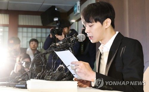 마약 투약 혐의를 받고 있는 가수 겸 배우 박유천(33)이 10일 오후 서울 중구 프레스센터에서 긴급 기자회견을 열고 자신의 혐의에 대해 반박하고 있다. 사진=연합뉴스
