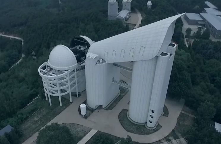 중국 국립천문관측소(NAOC) 싱롱 천문대에 위치한 라모스트 망원경의 모습. [사진=CCTV 화면캡처]