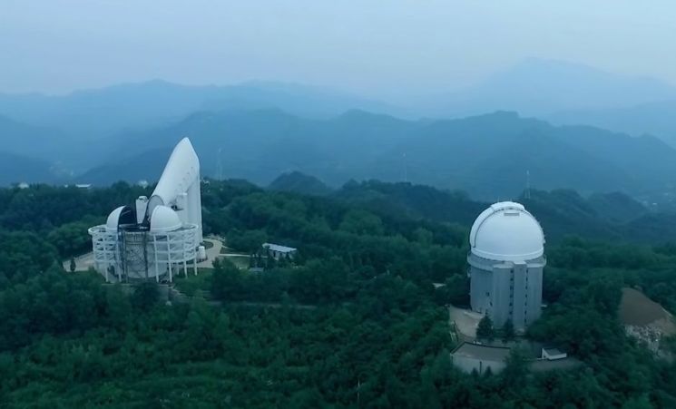 중국 허베이성 북부 중국과학원(CAS) 국립천문관측소(NAOC) 싱롱 천문대. 왼쪽이 라모스트 망원경. [사진=CCTV 화면캡처]
