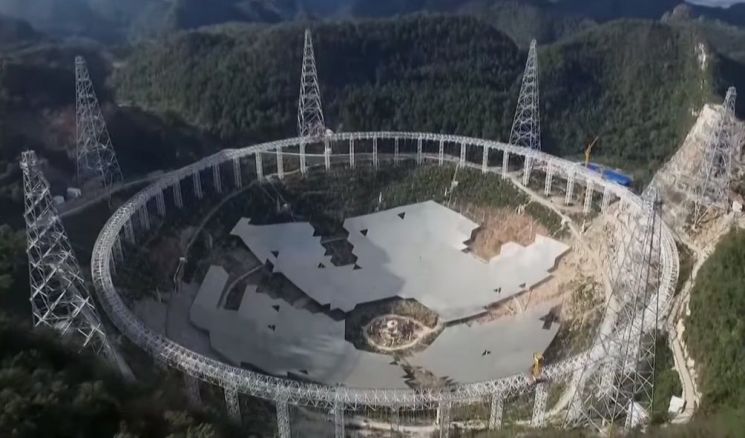 직경 500m의 세계 최대 전파망원경인 중국의 '텐옌' 망원경의 건설 모습. [사진=유튜브 화면캡처]