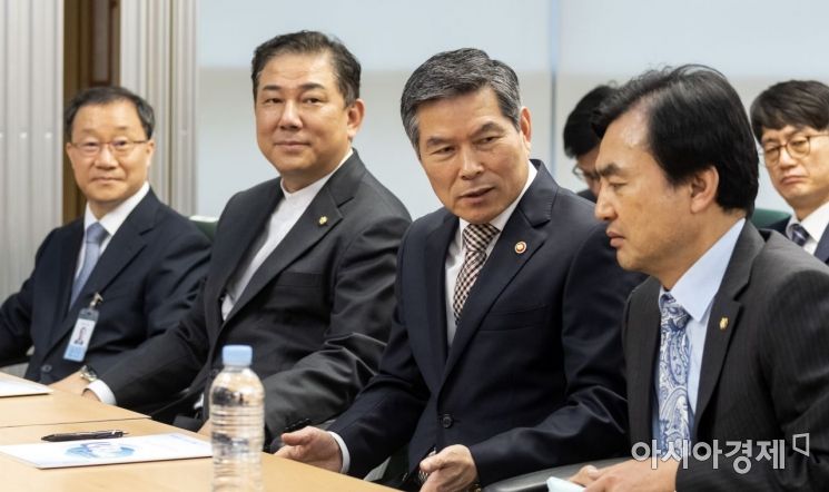 [포토] 이야기 나누는 정경두 장관-안규백 위원장