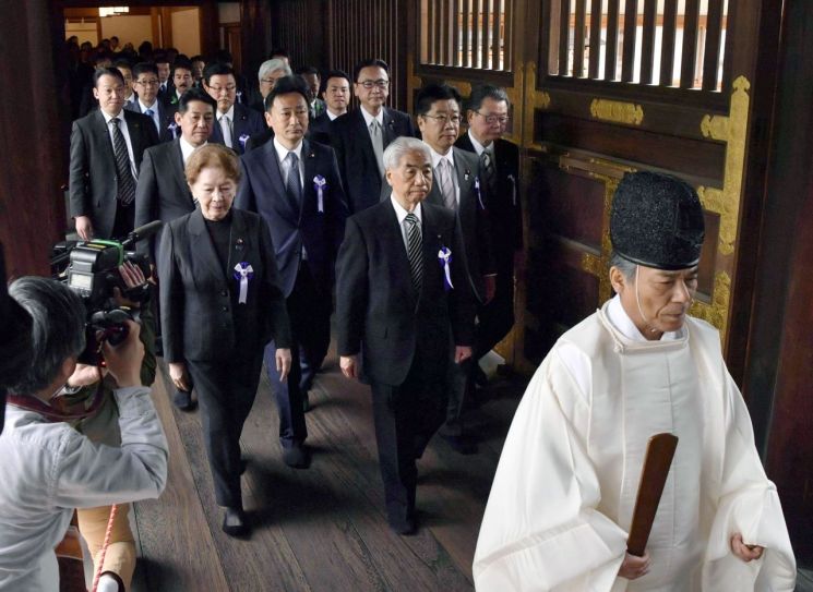 지난 4월 야스쿠니 심사를 참배하러 온 일본 국회의원들의 모습(사진=연합뉴스)
