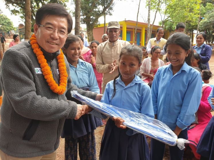 네팔 ‘쉬리 아자드 고등학교’ 학생에게 자매결연 지원물품을 전달하는 구충곤 회장. 사진제공 화순군