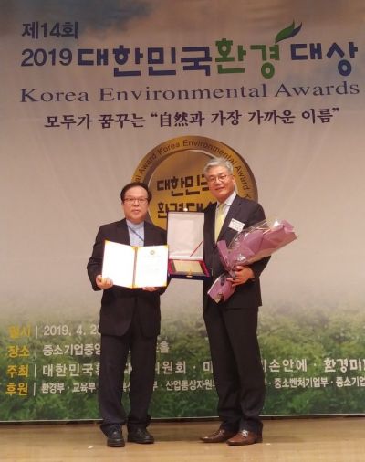 이창기 한국시멘트협회 부회장(왼쪽)이 23일 서울 여의도 중소기업중앙회에서 열린 '2019 대한민국 환경대상' 시상식에서 자원순환 부문 대상을 수상한 뒤 기념촬영을 하고 있다. 사진 오른쪽은 선계현 대한민국환경대상위원회 선정위원.