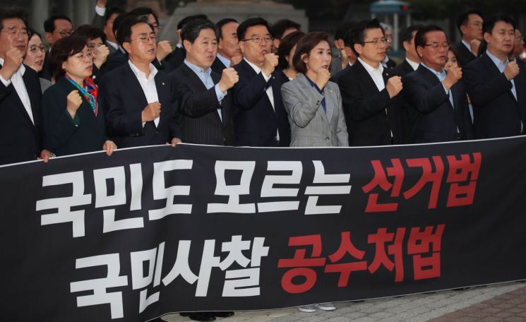 한국당, 패스트트랙 저지 '철야 농성' 돌입…"文 폭정 막겠다"