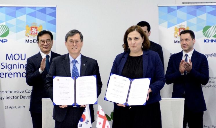 정재훈 한국수력원자력 사장(왼쪽)과 예카테린 미카바제(Ekaterine Mikabadze) 조지아 경제지속성장부 차관이 업무협약(MOU)을 체결한 후 기념촬영을 하고 있다.