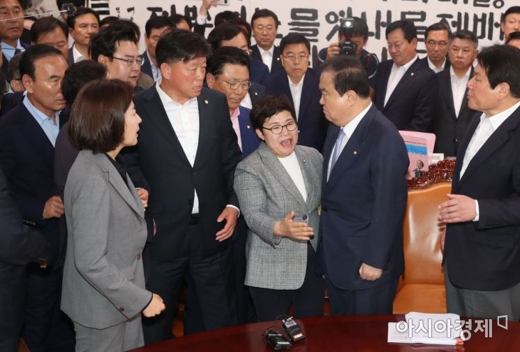 한국당, 패스트트랙 항의 방문…문희상·임이자 쇼크로 병원行