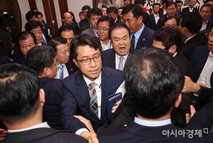 문희상 국회의장이 24일 국회 의장실을 항의방문한 자유한국당 의원들을 피해 의장실을 빠져나가고 있다./윤동주 기자 doso7@