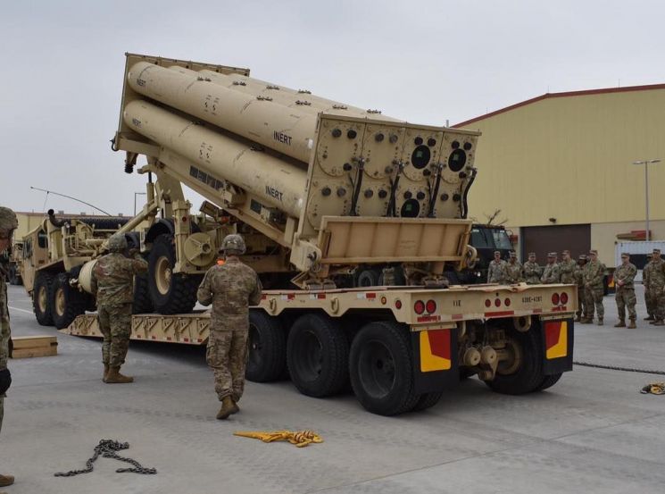 주한미군은 지난주 평택 미군기지(캠프 험프리스)에서 '비활성화탄(inert)'을 사드(THAAD·고고도 미사일방어체계) 발사대에 정착하는 훈련을 했다고 24일 밝혔다. (사진=주한미군 제35방공포여단 페이스북)