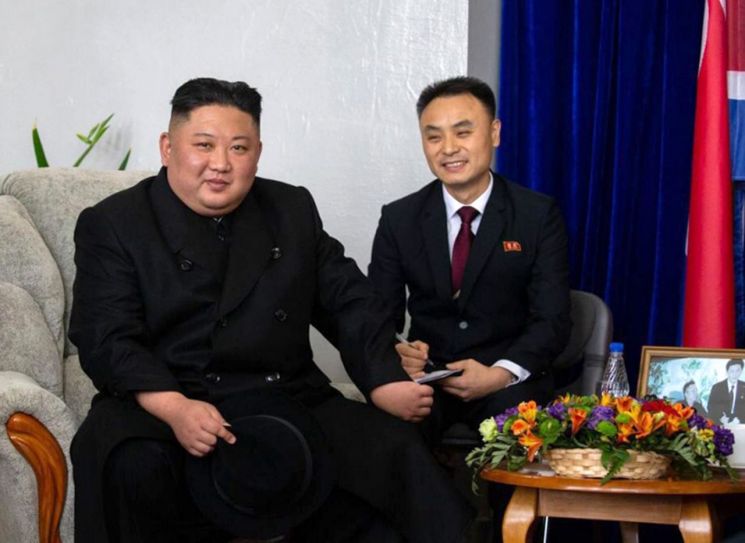 김정은 북한 국무위원장이 24일 오전 전용 열차 편으로 러시아와 북한의 접경 지역인 하산역에 도착해 영접 인사들과 환담하고 있다. [이미지출처=연합뉴스]