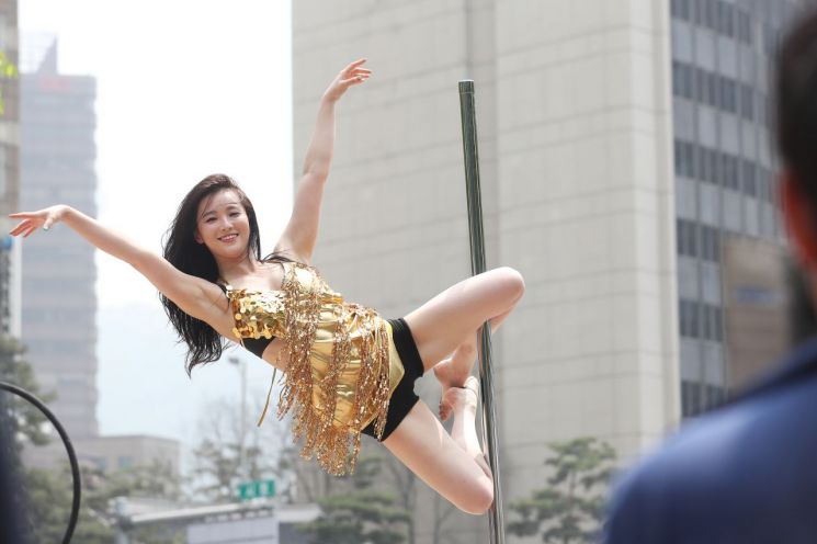 [포토] '아슬아슬한 폴댄스'