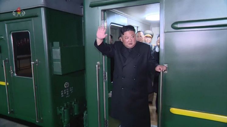 조선중앙TV가 24일 새벽 러시아로 출발한 김정은 북한 국무위원장의 출발 영상을 공개했다. 사진은 김 위원장이 환호하는 인파들에게 손을 흔드는 모습.