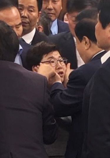 자유한국당·임이자 의원, 문희상 국회의장 검찰에 성추행 고소 