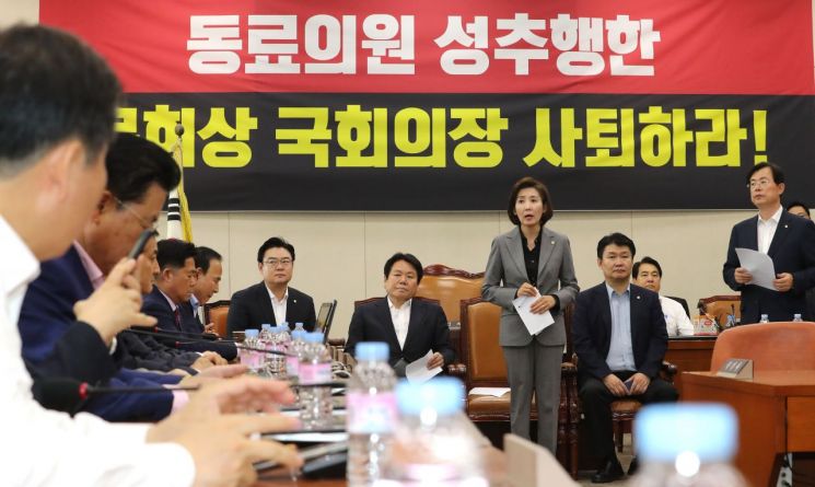 한국당, 패스트트랙 항의 방문…문희상·임이자 쇼크로 병원行
